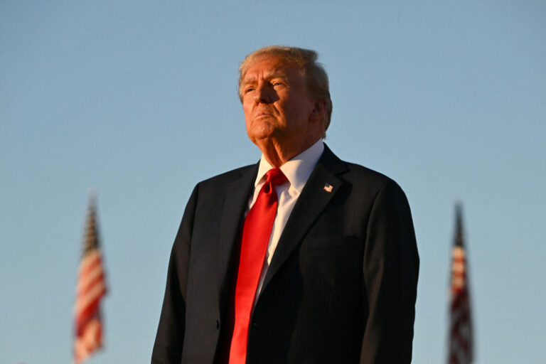 Los datos contradicen afirmaciones de Trump de que migrantes acaparan «empleos negros» o «hispanos»