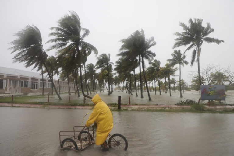 Residentes evacúan bahía de Tampa ante posible impacto directo del huracán Milton de categoría 5