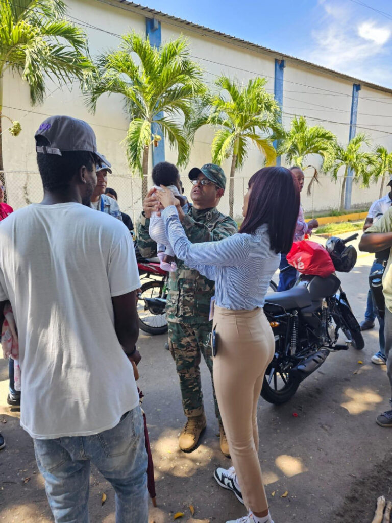 Diez camiones cargados de haitianos llegaron ayer a Haina para repatriación