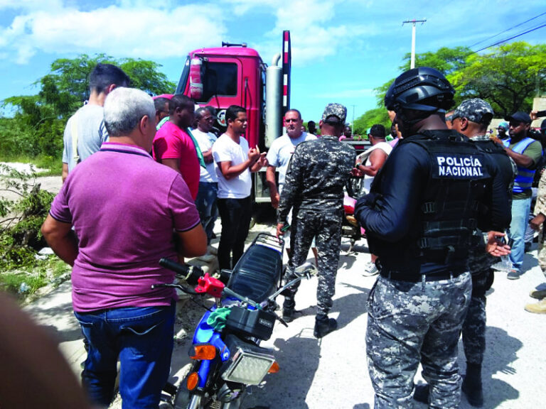 Comerciantes y empresarios bloquean vía conduce de Pedernales a Haití
