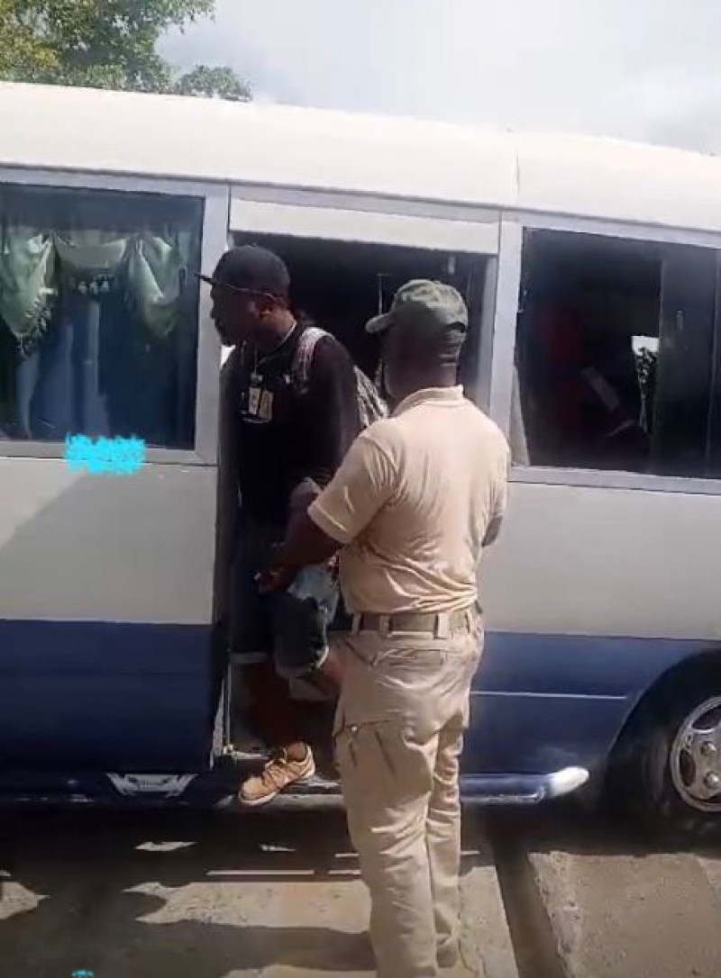 Militares detienen autobús con indocumentados haitianos en Monte Cristi tras persecución a tiros