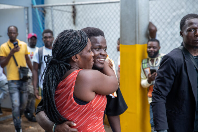 Grupo haitiano bajo detención en Haina por Migración sale libre luego de depuración