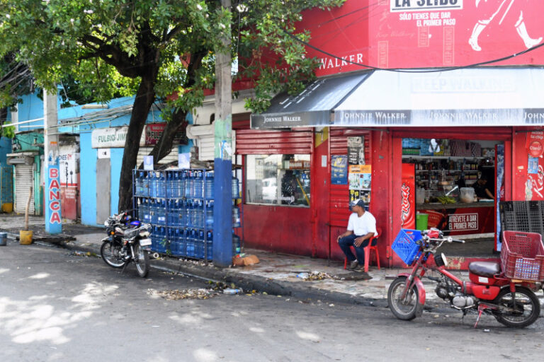 Botellones de agua siguen al sol a días de vencer plazo para protegerlos