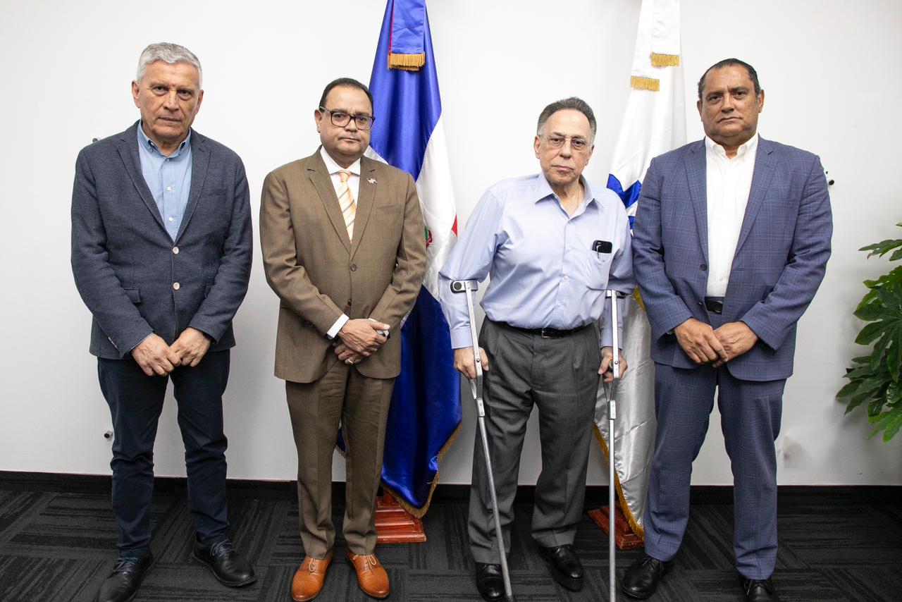 Presidente de CUED Celso Marranzini posesiona a nuevo Gerente General de EDEESTE
