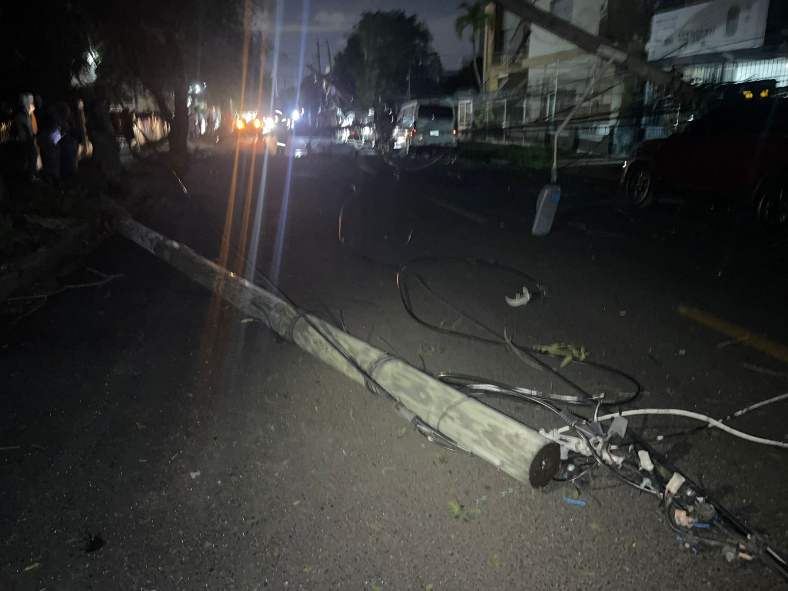 EDE Este informa sobre incidente en el sector Ensanche Ozama: caída de postes afecta servicio eléctrico.