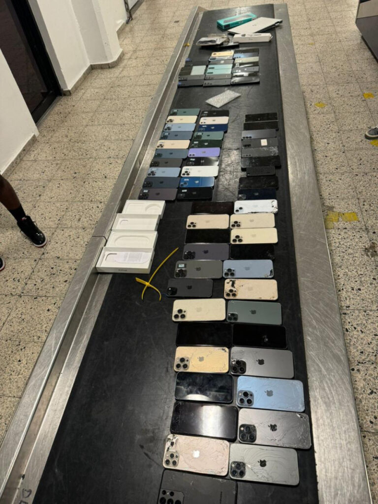 Intentan introducir al país 74 celulares evadiendo pago de los impuestos