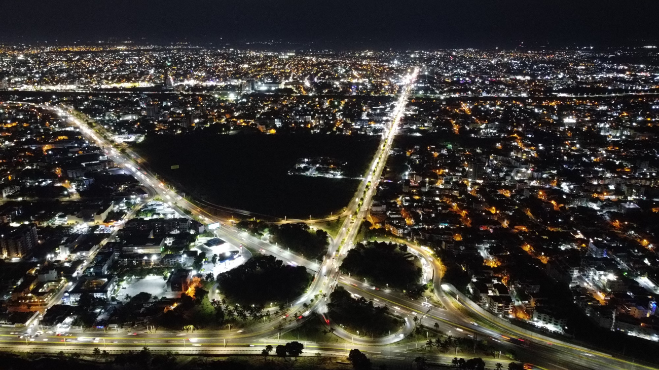 Edeeste mejora la iluminación en la autopista Las Américas y la avenida Charles de Gaulle