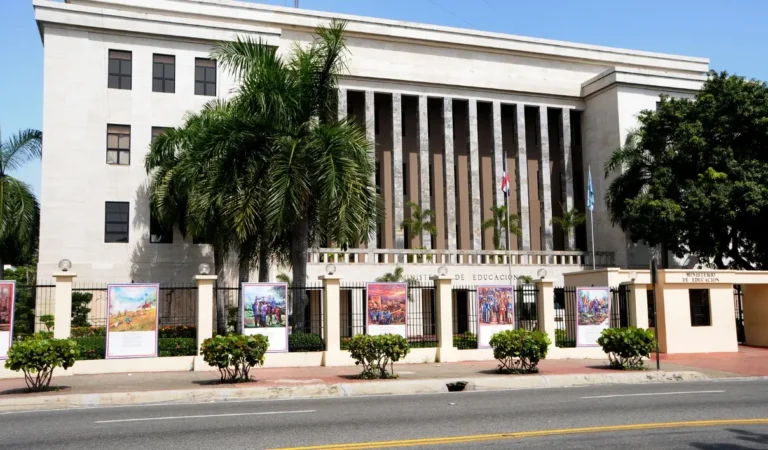 Educación cierra escuela en SPM tras denuncia profesores violaron estudiante de 13 años