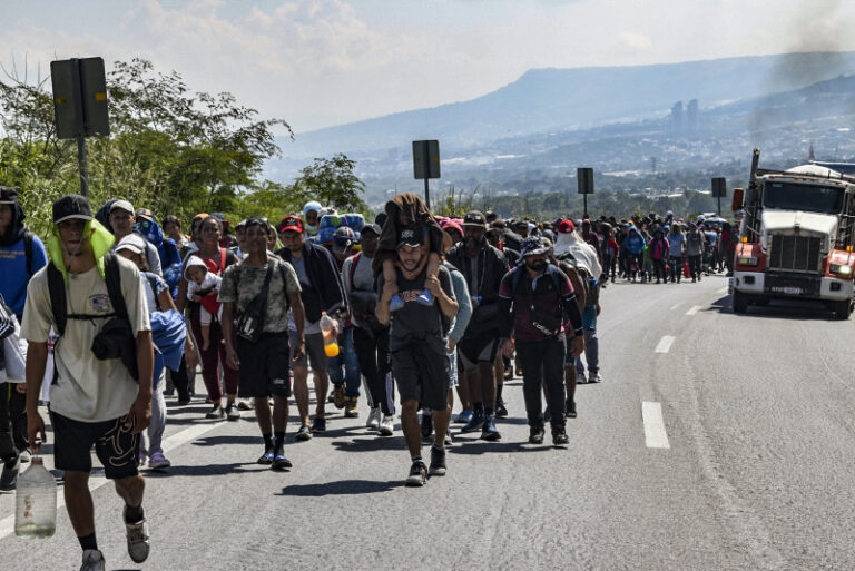 Inmigrantes parten de México rumbo a Estados Unidos