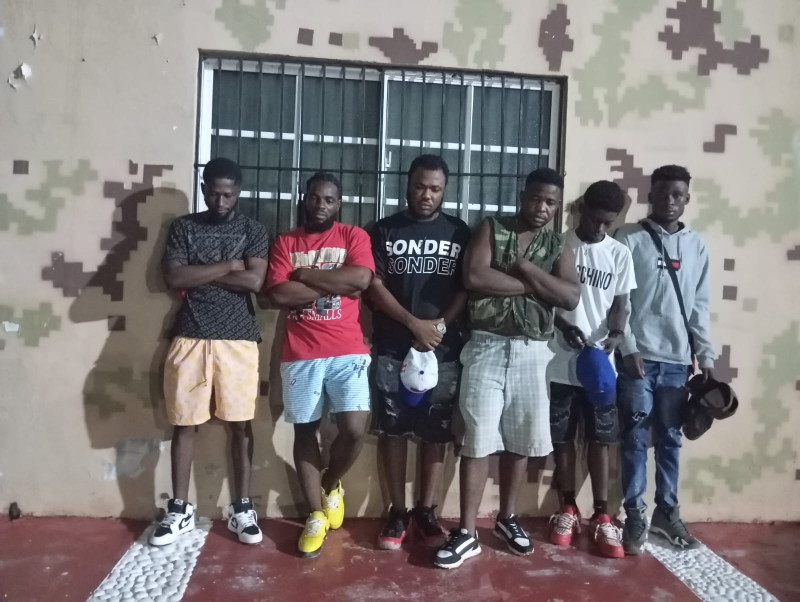 Detienen minibús con seis haitianos indocumentados