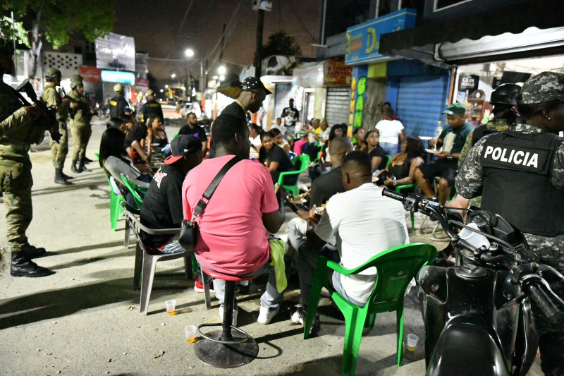 Interior y Policía interviene 17 centros nocturnos en Baní y La Victoria Interior y Policía interviene 17 centros nocturnos en Baní y La Victoria
