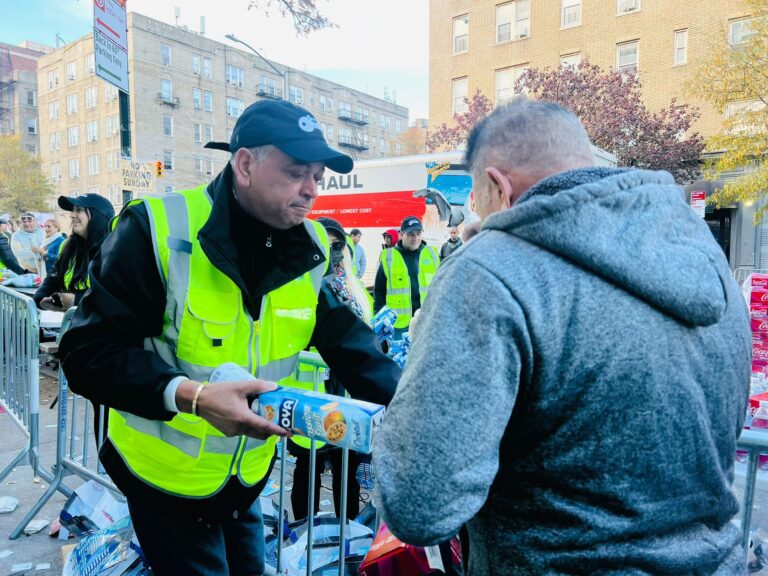 La Fundación Diplomacy for World Peace Beneficia a más de 7,000 familias y más de 60mil personas con su Octava Entrega de Alimentos y Pavos en Nueva York.