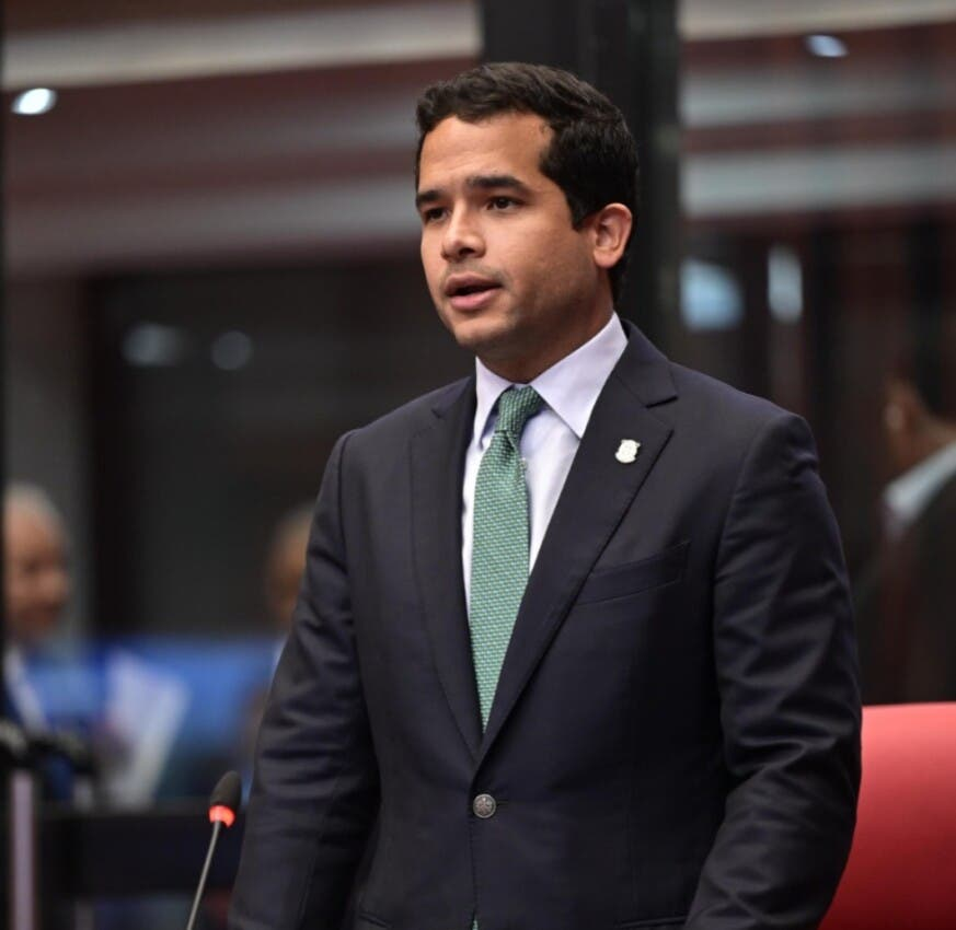 Omar Fernández, alarmado por el aumento de partos de haitianas