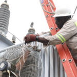 EDEEste instala nuevo transformador de potencia en municipio Consuelo