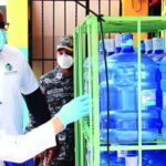 Propietarios de negocios siguen vendiendo agua en botellones sin protegerla del sol