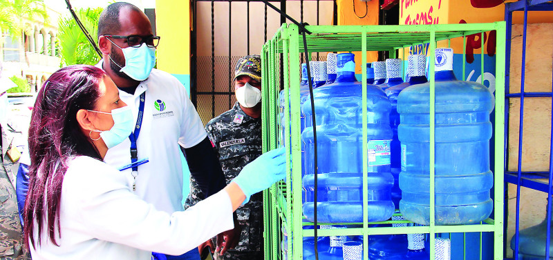 Propietarios de negocios siguen vendiendo agua en botellones sin protegerla del sol