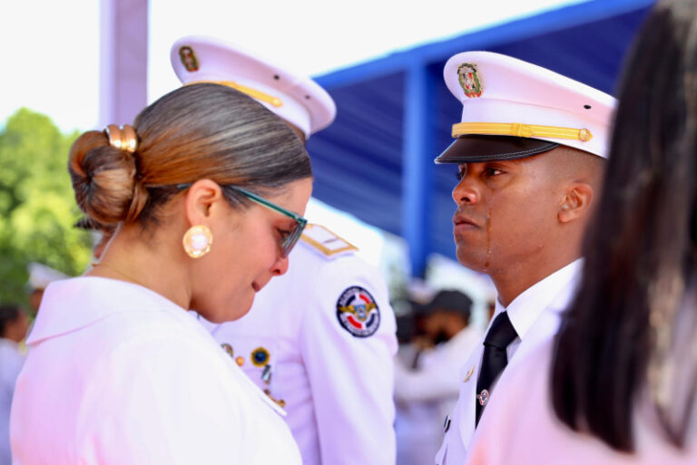 Entre lágrimas, 28 cadetes de la Fuerza Aérea se gradúan en Ciencias Aeronáuticas