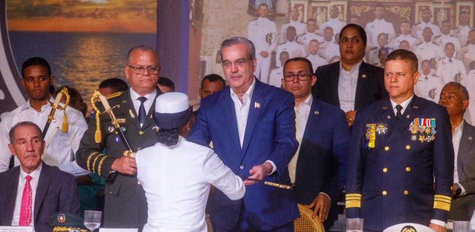 Abinader encabeza graduación de la Armada Abinader encabeza graduación de la Armada