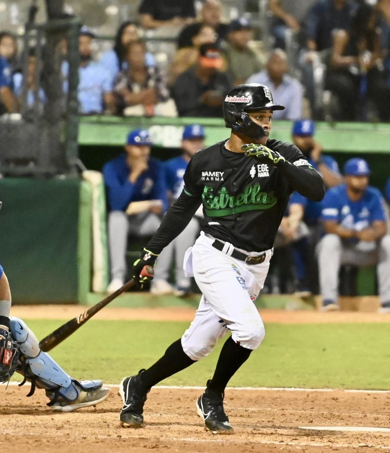 Estrellas vencen a Licey y quedan en primer lugar de la serie regular Estrellas vencen a Licey y quedan en primer lugar de la serie regular