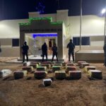 INTERCEPTAN OTRA LANCHA; AHORA CON ALIJO DE 641 PAQUETES DE PRESUNTA COCAÍNA, FUSIL Y DOS HOMBRES A BORDO