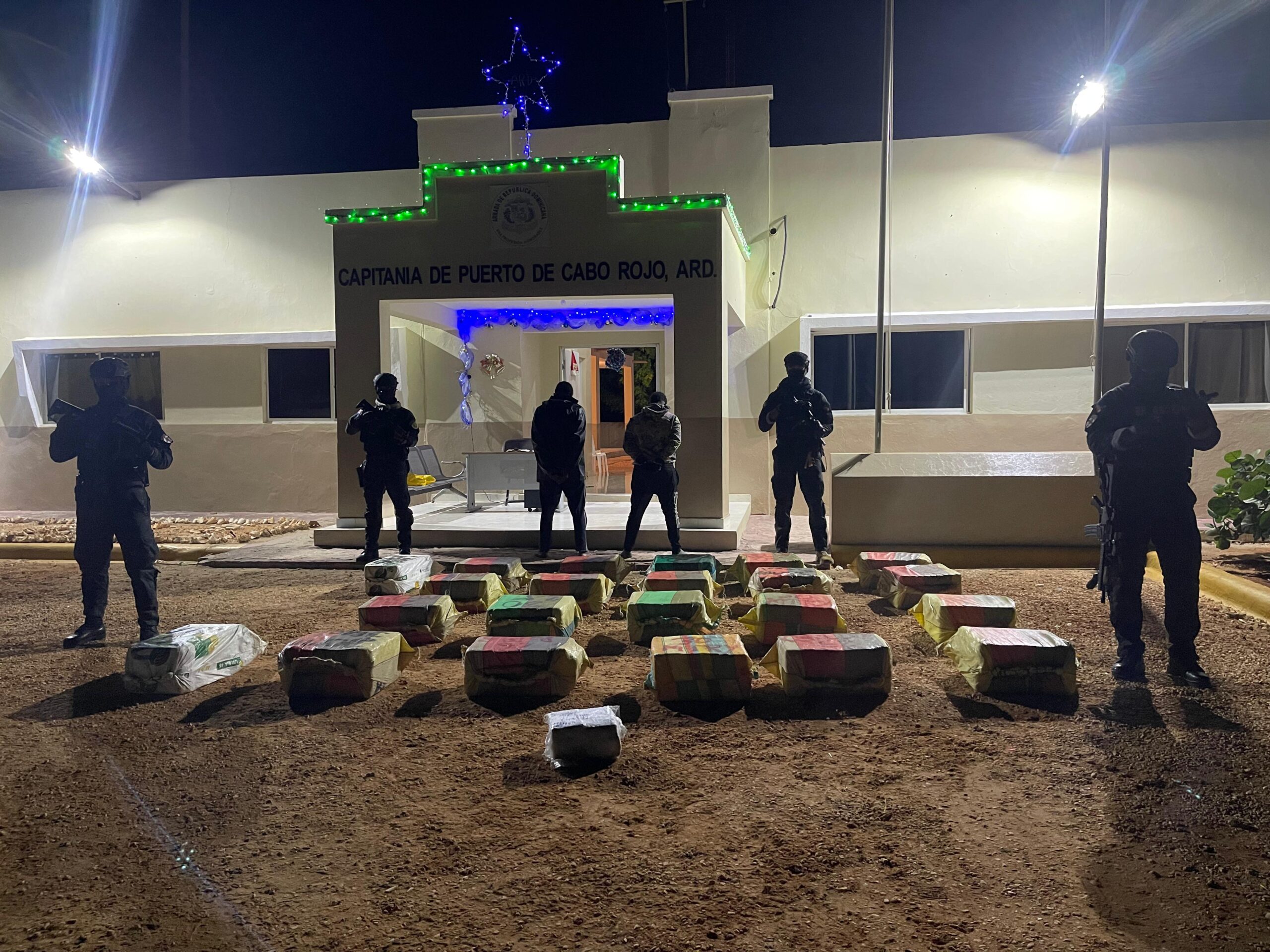 INTERCEPTAN OTRA LANCHA; AHORA CON ALIJO DE 641 PAQUETES DE PRESUNTA COCAÍNA, FUSIL Y DOS HOMBRES A BORDO