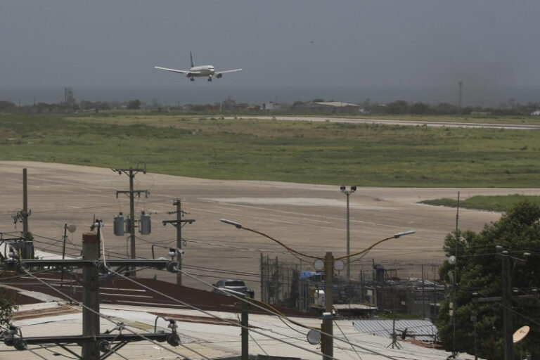 Las operaciones comerciales del principal aeropuerto de Haití siguen paralizadas