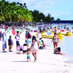 Miles asisten a la playa de Boca Chica para iniciar el nuevo año 2025