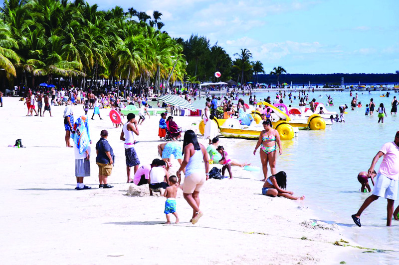Miles asisten a la playa de Boca Chica para iniciar el nuevo año 2025