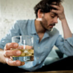 Consumo excesivo de alcohol puede provocar trastornos mentales y pensamientos suicidas