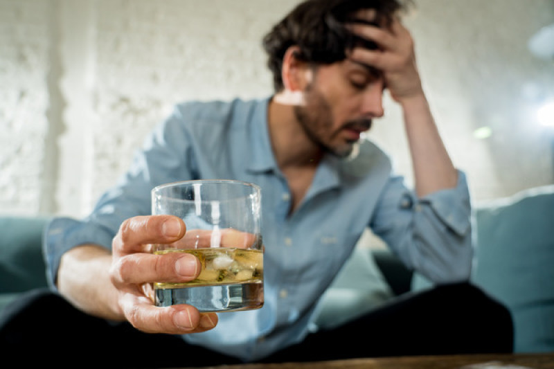 Consumo excesivo de alcohol puede provocar trastornos mentales y pensamientos suicidas Consumo excesivo de alcohol puede provocar trastornos mentales y pensamientos suicidas