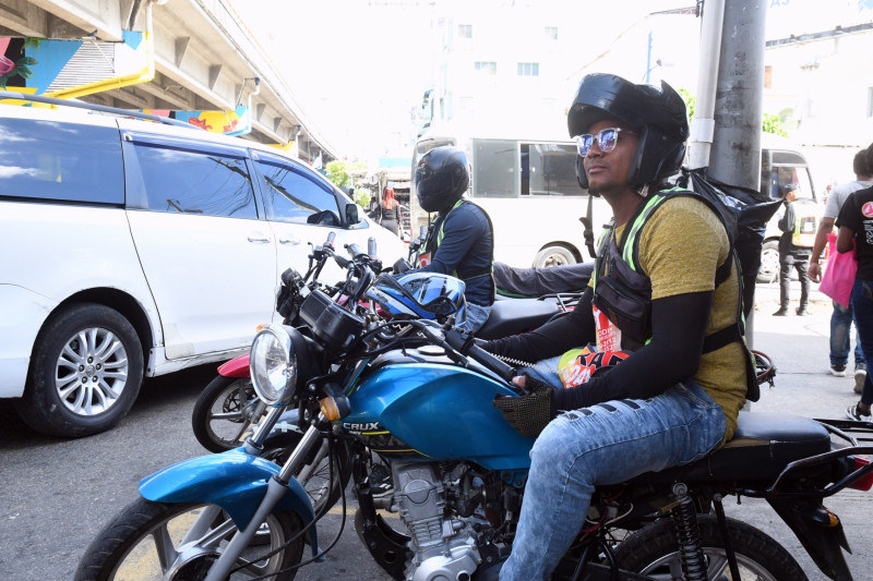 Motoconchistas apoyan modelo único de casco protector