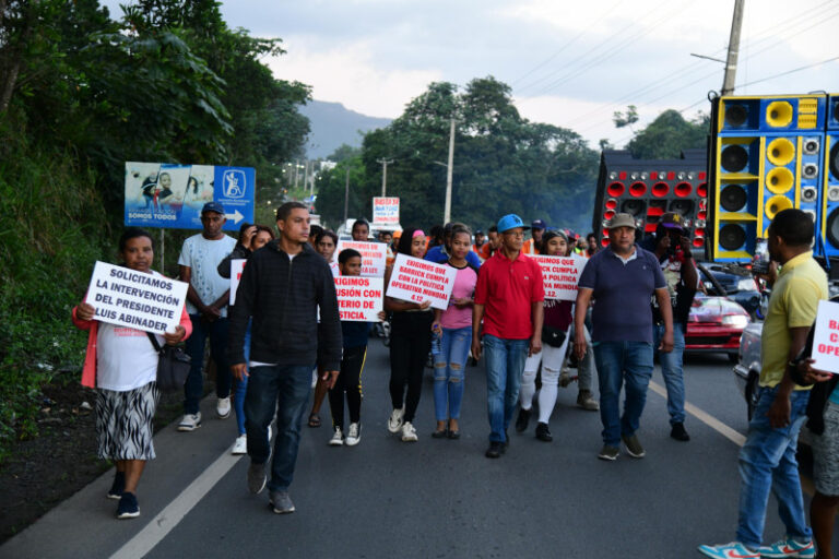 Comunitarios paralizan el tránsito en carretera Maimón-Cotuí en rechazo a presa de Barrick Gold