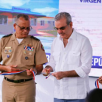 Abinader inauguraguardería,lavandería y salónde baile de escuelade la Armada.