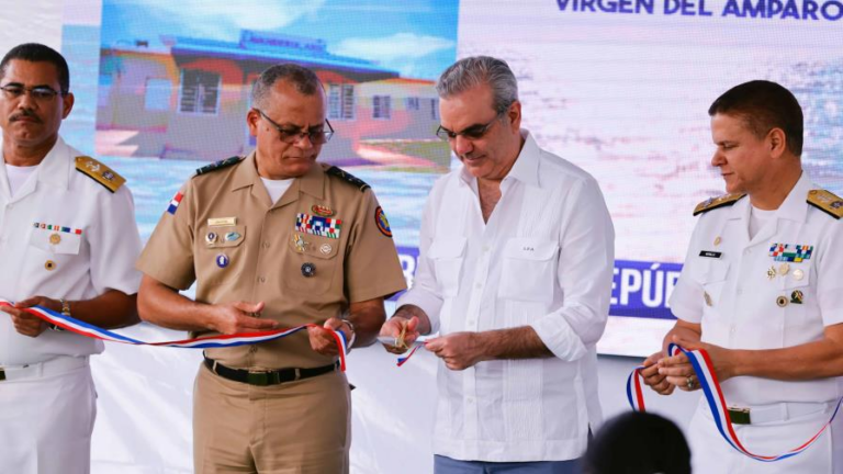 Abinader inauguraguardería,lavandería y salónde baile de escuelade la Armada.
