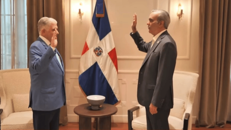 El presidente Luis Abinader juramenta a los nuevos ministros de Obras Públicas y Comunicaciones, y de Educación