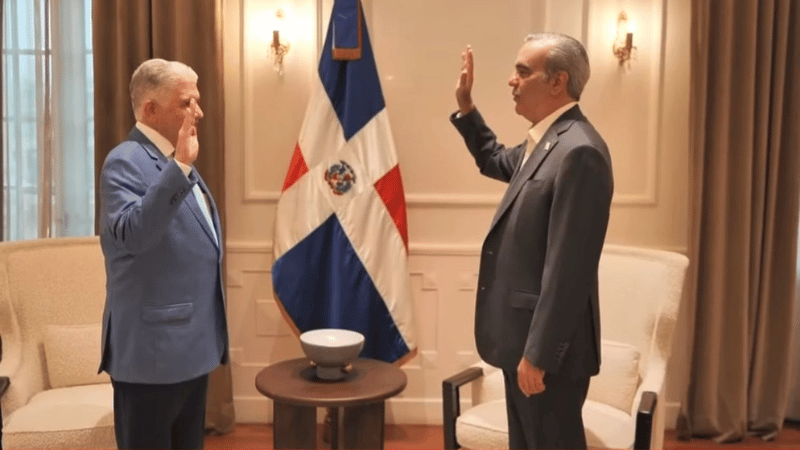 El presidente Luis Abinader juramenta a los nuevos ministros de Obras Públicas y Comunicaciones, y de Educación