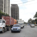 Vehículos pesados siguen circulando por el Malecón pese a la prohibición