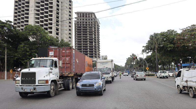 Vehículos pesados siguen circulando por el Malecón pese a la prohibición Vehículos pesados siguen circulando por el Malecón pese a la prohibición