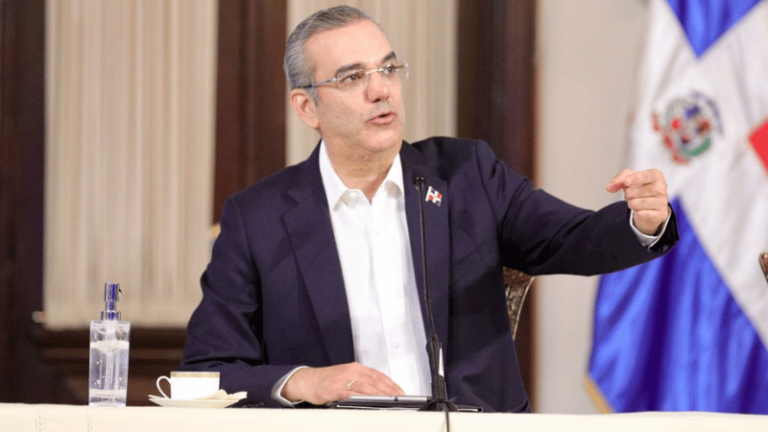 Presidente Abinader atribuye aumento del dólar a fluctuaciones internacionales y asegura estabilidad económica