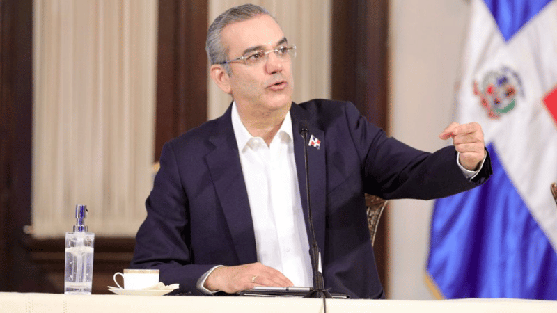 Presidente Abinader atribuye aumento del dólar a fluctuaciones internacionales y asegura estabilidad económica
