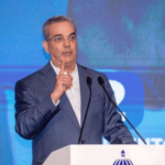 Presidente Abinader insta a quienes buscan riqueza a acudir al sector privado