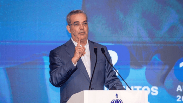 Presidente Abinader insta a quienes buscan riqueza a acudir al sector privado