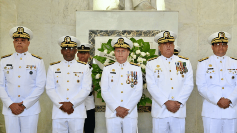 La Armada de la República Dominicana rinde tributo a los Padres de la Patria con ofrenda floral