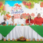 En Festival del Tomate: Reconocen a Hecmilio Galván por sus aportes a la agricultura en Azua
