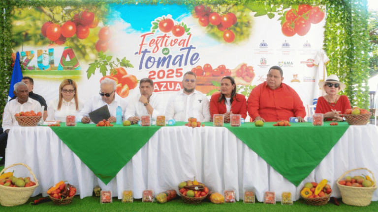 En Festival del Tomate: Reconocen a Hecmilio Galván por sus aportes a la agricultura en Azua