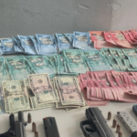 Policía Nacional captura en Baní hombre con armas ilegales y dinero en efectivo durante allanamiento