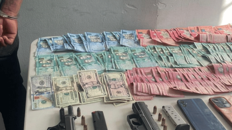 Policía Nacional captura en Baní hombre con armas ilegales y dinero en efectivo durante allanamiento