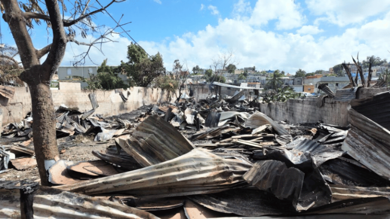 Incendio de gran magnitud consume ocho talleres de ebanistería en Canta La Rana