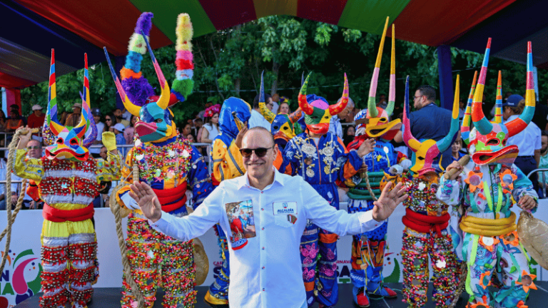 Santiago se llena de color y alegría en el tercer domingo de su tradicional carnaval