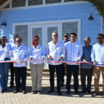 El presidente Luis Abinader y el ministro de Turismo, David Collado, entregan la remodelada Plaza del Pueblo de los Pescadores